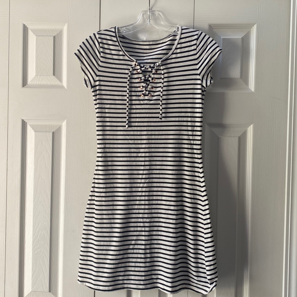White / Black Stripe lace up stretch s/s dress sz S